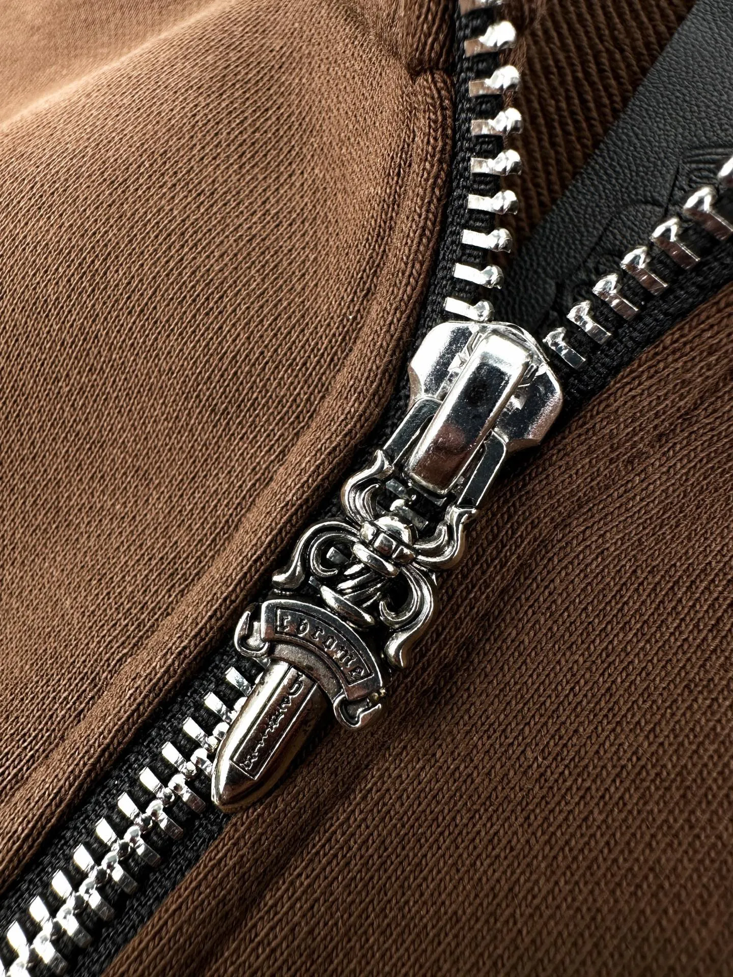 Chrom Hearts ， ， 。 Retro ， ， Retro 。 ， ， Retro 。 ， ， ， ， Retro 。 ， 。 1. ， Chrome Hearts ， ， 。 2 ， ， ， 、 ， 。 ： 1:1 CH 1:1 CH 1:1 CH 1:1 CH ： Size： S M L ： DD 136